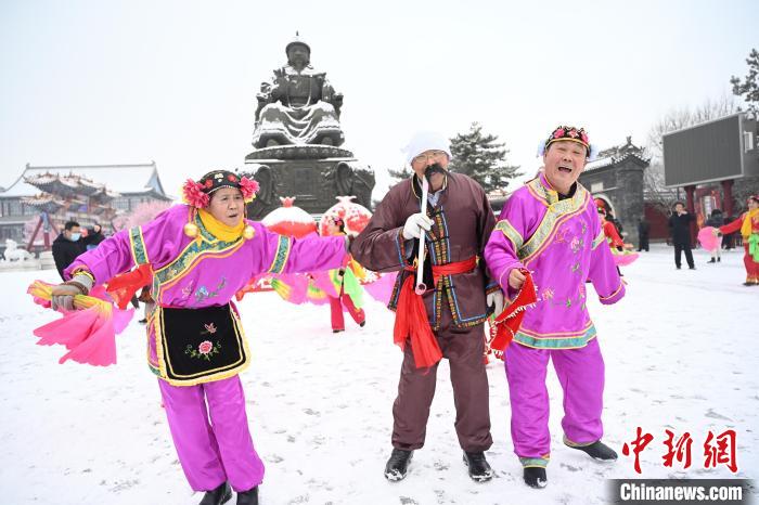 2月13日，秧歌隊在呼和浩特市大召廣場雪中起舞?！⑽娜A 攝