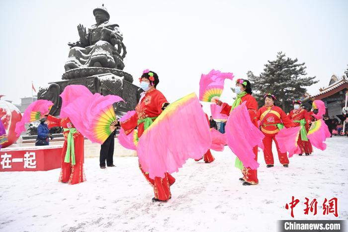 2月13日，秧歌隊在呼和浩特市大召廣場雪中起舞?！⑽娜A 攝