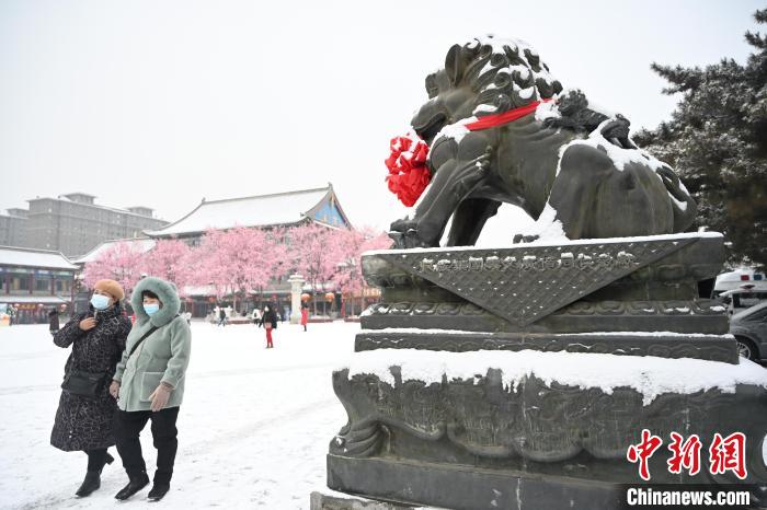 2月13日，民眾在呼和浩特市大召廣場雪中漫步?！⑽娜A 攝