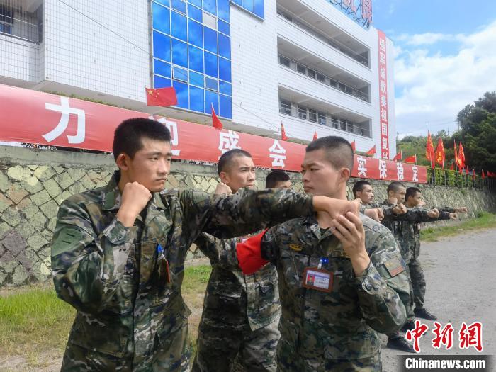 新兵尤云龍(左)不斷向一名合格軍人蛻變?！￡愴?攝