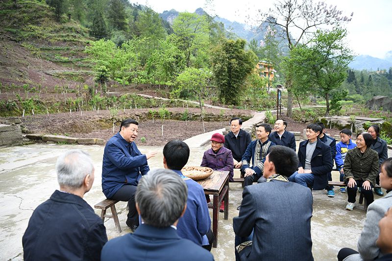 2019年4月15日，習近平總書記在重慶石柱土家族自治縣中益鄉(xiāng)華溪村同村民代表、基層干部、扶貧干部、鄉(xiāng)村醫(yī)生等圍坐在一起，共話脫貧攻堅。