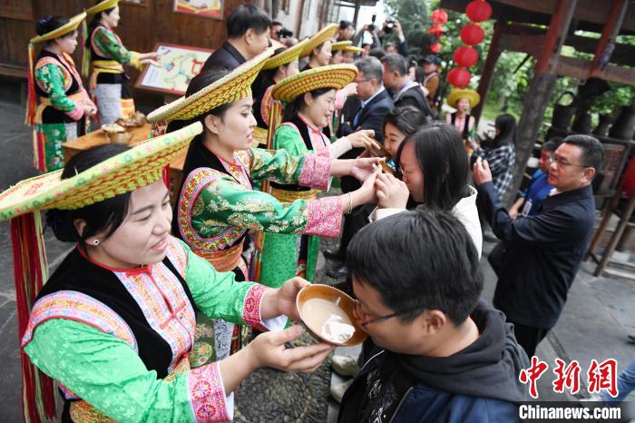 楓香瑤寨村民用攔門酒熱情迎接客人?！钊A峰 攝