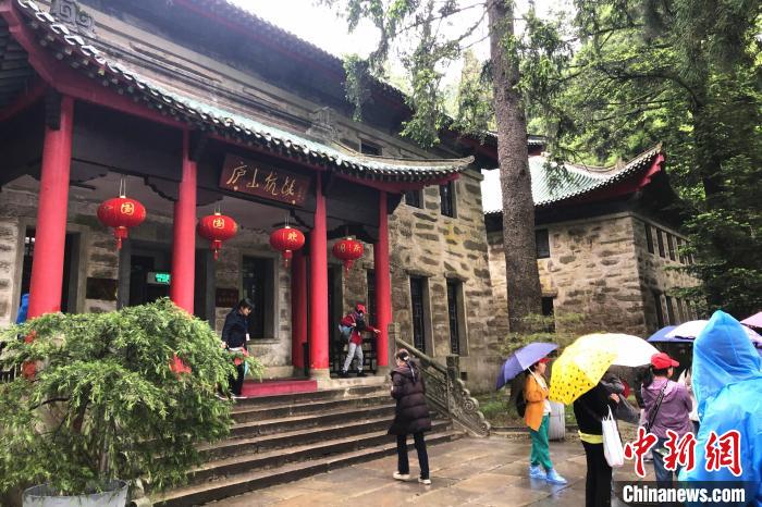 圖為在廬山抗戰(zhàn)博物館外，有不少等待參觀的游客?！蛆i泉 攝