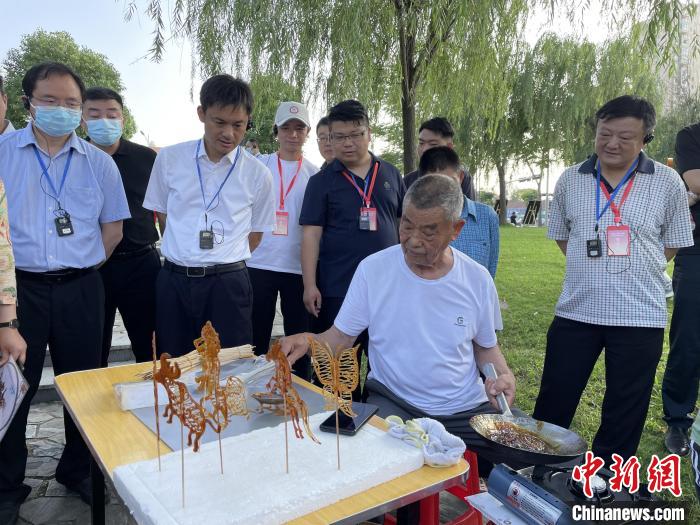 參會(huì)代表觀看孝感澆糖畫制作 馬芙蓉 攝