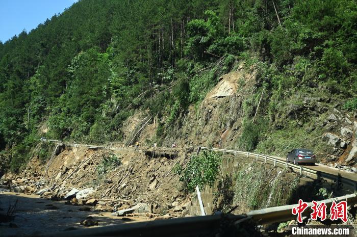 圖為重慶萬州受災(zāi)地區(qū)。　陳超 攝