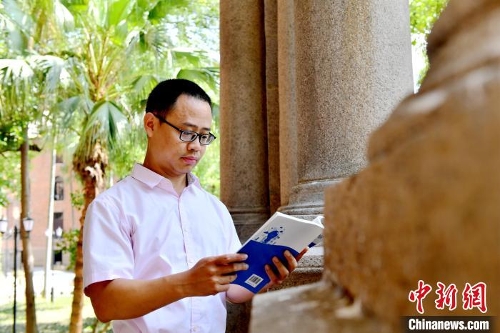 圖為福建師范大學(xué)教育學(xué)院臺(tái)灣教師陳昭志正在看書(shū)?！蚊?攝