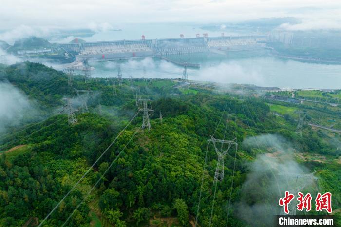 三峽輸電線路。　何偉 攝