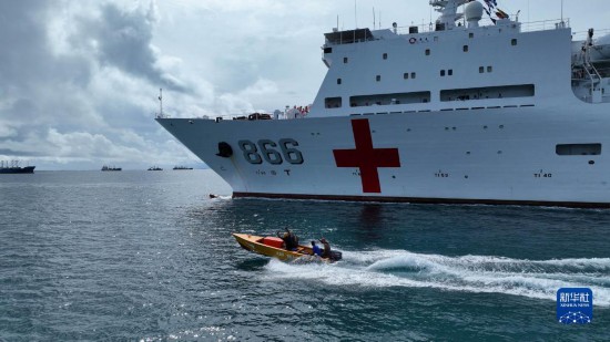 7月22日，中國海軍“和平方舟”號醫(yī)院船駛離塔拉瓦港途中，基里巴斯當?shù)孛癖婑{船揮手告別。新華社發(fā)（桂江波 攝）