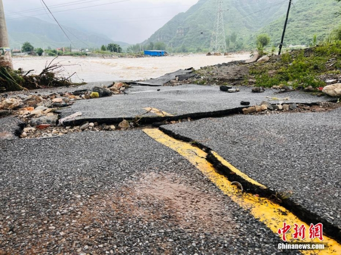 受臺風(fēng)“杜蘇芮”影響，7月29日至8月1日，河北省淶水縣普降暴雨，持續(xù)強(qiáng)降雨和強(qiáng)風(fēng)天氣引發(fā)洪水險情。連日來，當(dāng)?shù)亟M織數(shù)千人搶險救援隊伍，集中力量加快排水、清理路面、救援拋錨車輛、搶修倒伏電線桿等工作。8月1日，方便面、飲用水、火腿腸、面包等首批調(diào)撥救災(zāi)物資送抵救災(zāi)一線，并于當(dāng)天發(fā)放到受災(zāi)群眾手中。目前，淶水縣受損交通、電力、通信等基礎(chǔ)設(shè)施正在加緊搶修，山區(qū)受困人員已分批轉(zhuǎn)移，各項搶險救災(zāi)工作正在有序進(jìn)行中。圖為淶水縣婁村鎮(zhèn)南安莊村被洪水沖毀的路面。(文/呂子豪 楊猛)李金璐 攝