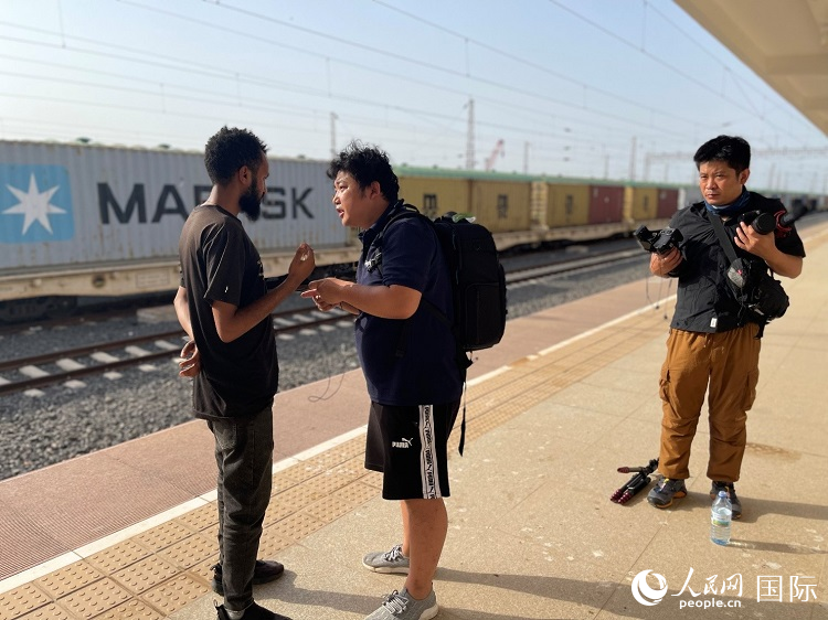 亞吉鐵路吉布提線工作人員介紹列車運(yùn)營(yíng)情況。人民網(wǎng)記者 趙艷紅攝