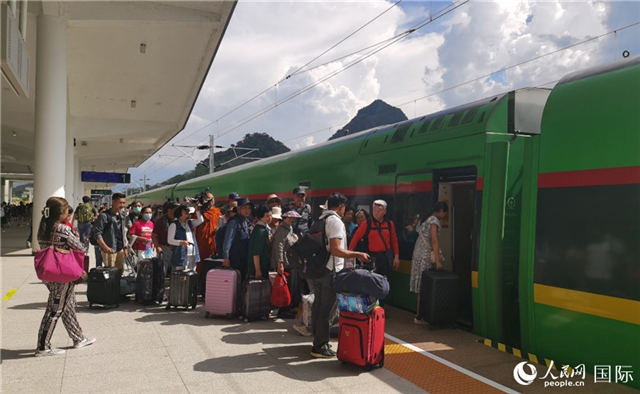 乘坐中老鐵路國際旅客列車的旅客在老撾瑯勃拉邦站排隊(duì)上車。人民網(wǎng)記者 杜明明攝