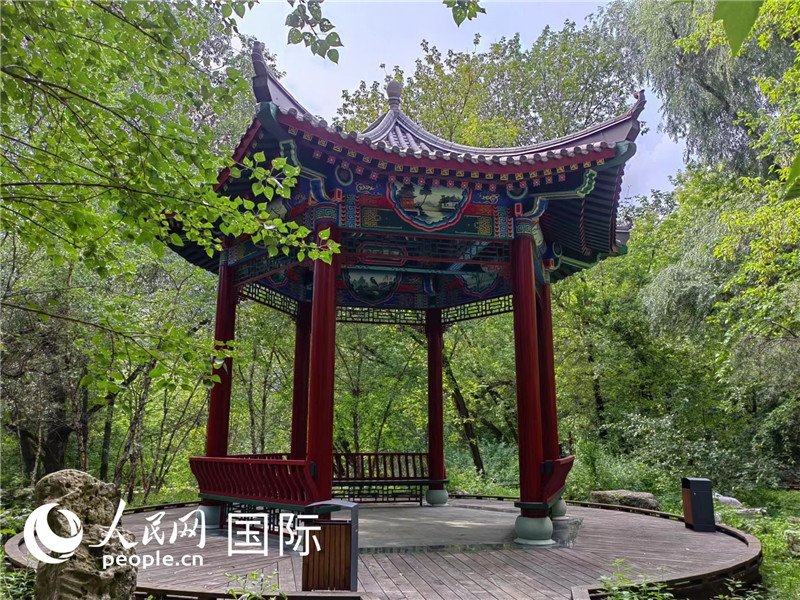 莫斯科中國貿(mào)易中心的中式園林“華銘園”一角。人民網(wǎng)記者 申亞欣攝