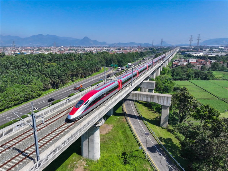 奔馳在雅萬(wàn)高鐵上的動(dòng)車(chē)組。中車(chē)青島四方機(jī)車(chē)車(chē)輛股份有限公司供圖