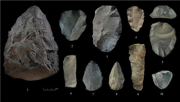 石制品 1.手斧 2、4、5.勒瓦婁哇石核（循環(huán)剝片法、優(yōu)先剝片法）3.勒瓦婁哇石葉石核 6.勒瓦婁哇石葉 7、8.勒瓦婁哇尖狀器 9.石葉 10.錐形石葉石核。中肯聯(lián)合考古隊供圖