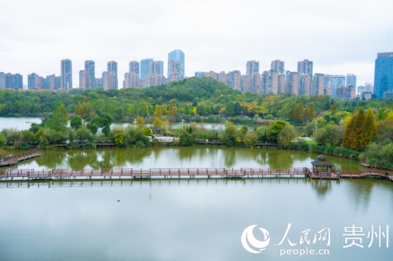 秋日時(shí)節(jié)，觀山湖公園景色美不勝收。人民網(wǎng) 陽茜攝