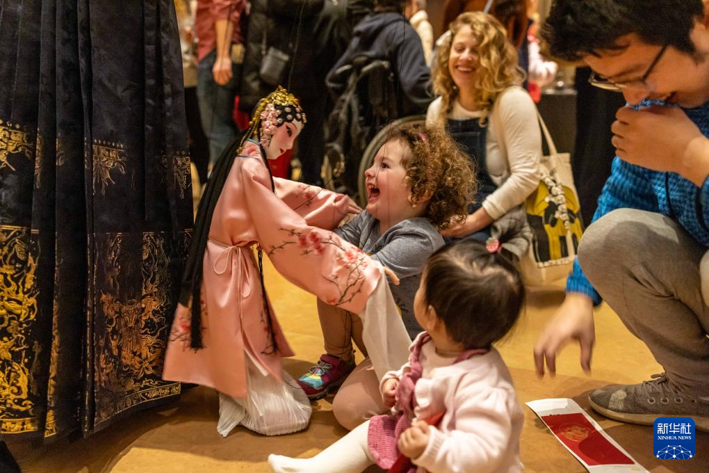 2月11日，孩子們在美國費(fèi)城藝術(shù)博物館舉行的龍年迎新春活動上體驗(yàn)?zāi)九紤颉Ｐ氯A社發(fā)（周煥新攝）