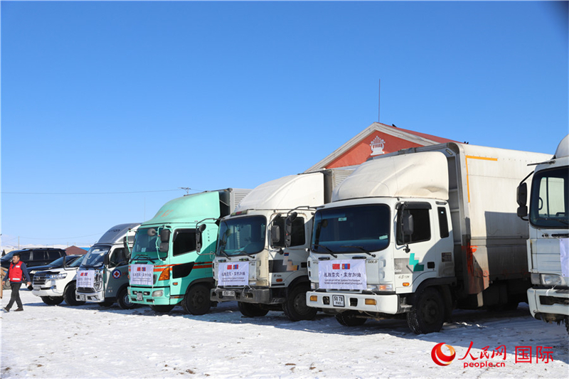 6.3月18日，滿載賑災(zāi)物資卡車在中央省額爾登縣整裝待發(fā)。人民網(wǎng)記者 霍文攝