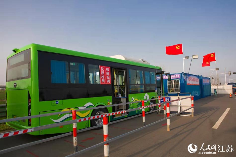 淮安市客總汽車運(yùn)輸有限公司調(diào)集兩部車況最佳“核酸采樣流動(dòng)車”，組建黨員“先鋒崗”。紀(jì)星名攝