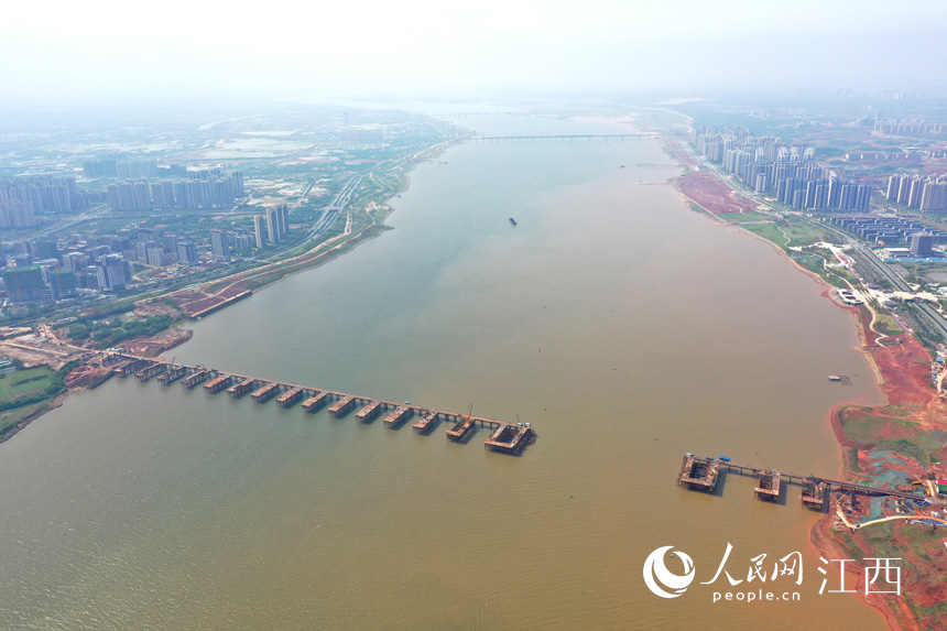 航拍九龍湖過江大橋，該橋是南昌第七座跨贛江通道。 人民網(wǎng) 時雨攝