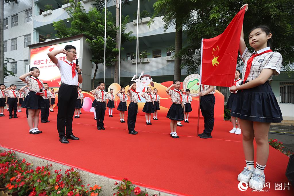 5月31日，在廣西壯族自治區(qū)南寧市民主路小學(xué)，學(xué)校大隊(duì)輔導(dǎo)員帶領(lǐng)少先隊(duì)員呼號。人民網(wǎng)記者 嚴(yán)立政攝