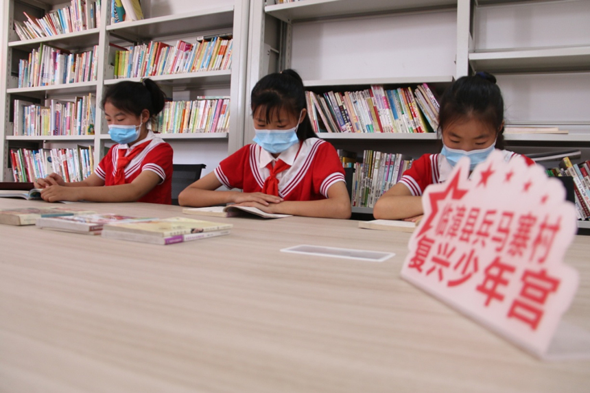 河北省臨漳縣柏鶴集鄉(xiāng)兵馬寨村復(fù)興少年宮，孩子們?cè)陂営[室讀書(shū)。 申志好攝