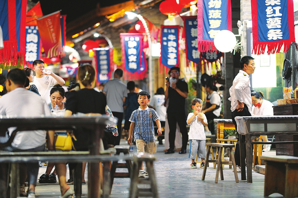  6月17日晚，游客在運(yùn)城市鹽湖區(qū)嵐山根運(yùn)城印象景區(qū)內(nèi)游玩。連日來，運(yùn)城市通過發(fā)放消費(fèi)券，培育夜購、夜味、夜宿、夜玩、夜賞的消費(fèi)形態(tài)，迅速推動(dòng)消費(fèi)企穩(wěn)回暖，為經(jīng)濟(jì)發(fā)展注入強(qiáng)勁動(dòng)力。 金玉敏攝