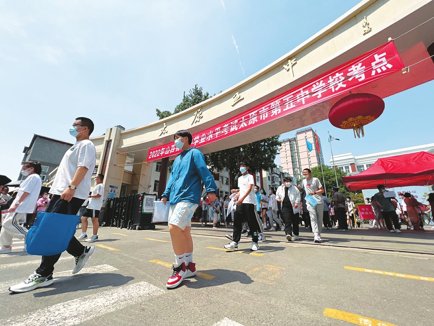 六月二十日，中考太原五中考點，完成首門考試的考生滿懷信心走出考場。記者李兆民攝