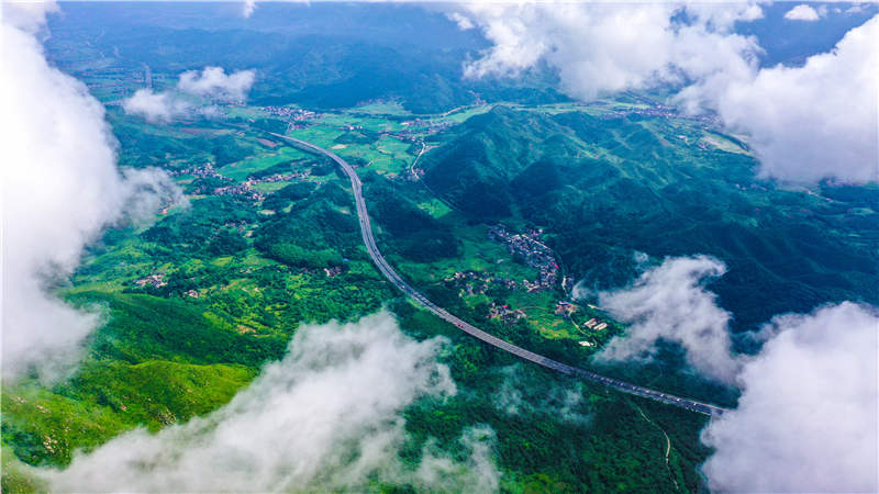 湖南省常寧市廟前鎮(zhèn)泉井村，云霧繚繞，青山蒼翠，公路蜿蜒，秀美如畫。周秀魚春攝