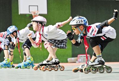 6月23日，邯鄲市邯山區(qū)實驗小學的學生在練習輪滑。 當日是國際奧林匹克日，該小學開展了“我運動、我健康、我快樂”為主題的體育活動，通過足球、籃球、武術、輪滑、擊劍等運動，讓學生們享受運動健身的快樂，感受運動的魅力。 河北日報通訊員 郝群英攝