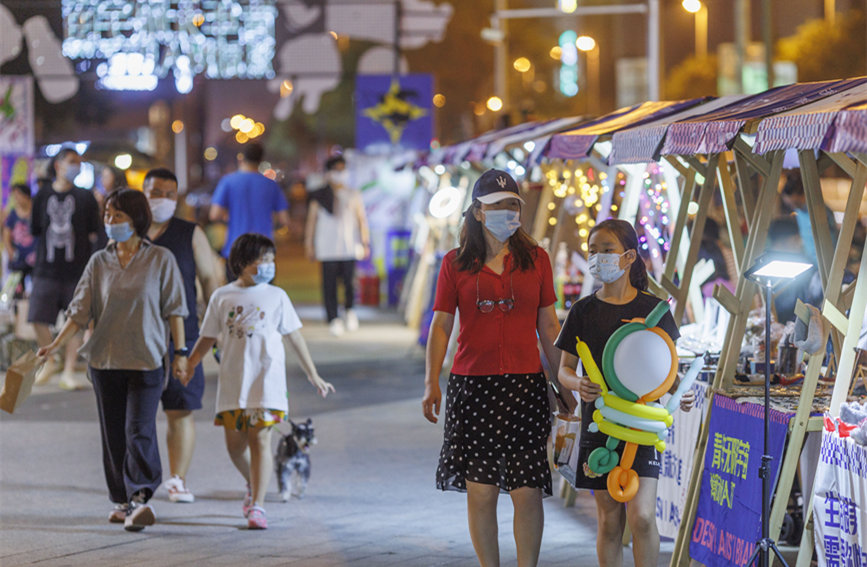 青年無限宇宙潮動市集匯聚眾多文創(chuàng)產(chǎn)品，豐富市民夜生活。王英浩攝