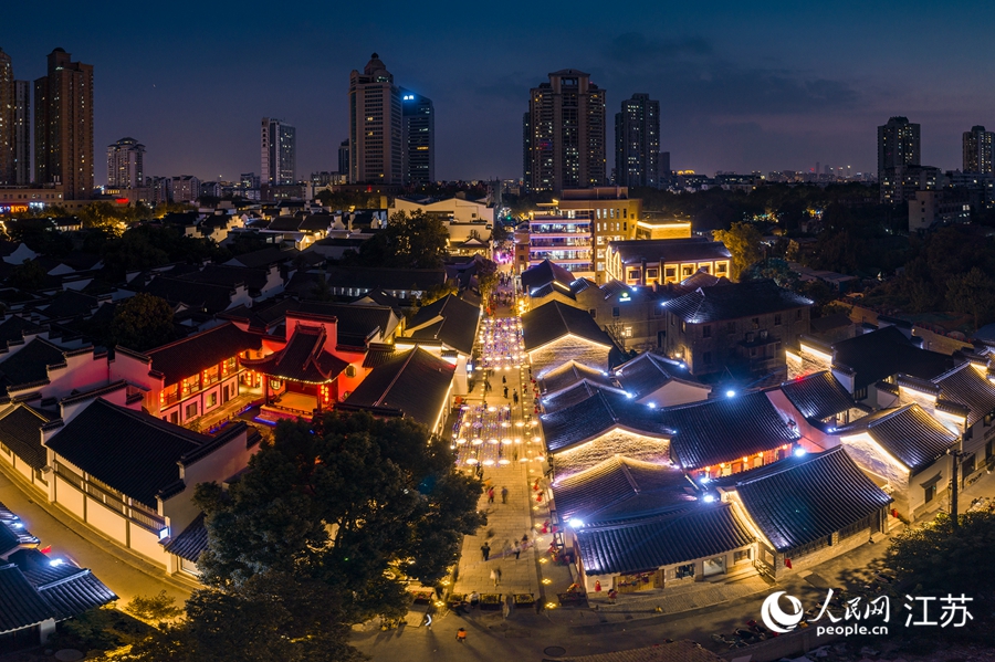 熙南里歷史文化休閑街區(qū)夜景。熙熙攝