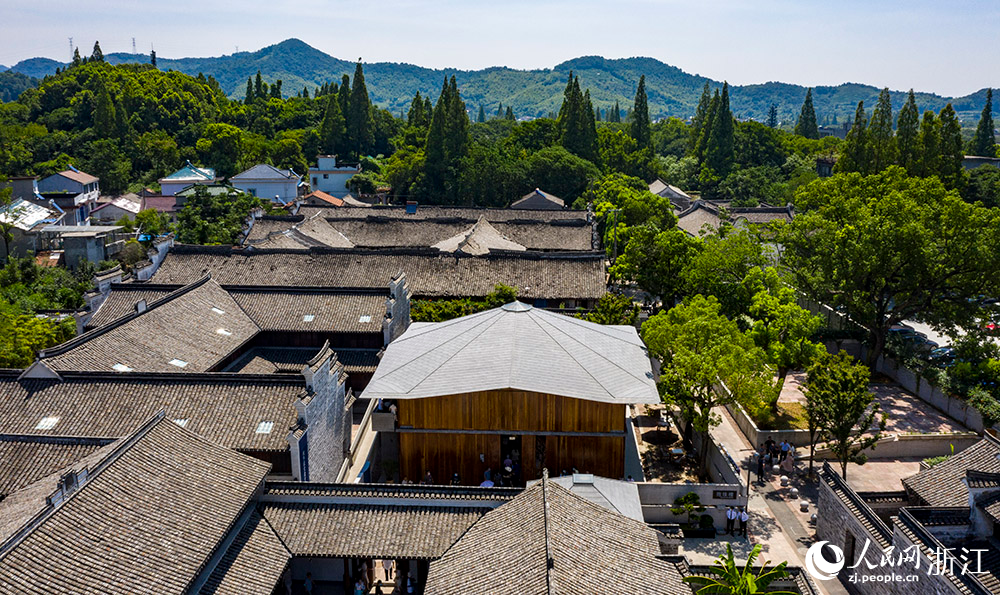 7月23日，空中俯瞰位于寧波市江北區(qū)慈城鎮(zhèn)的抱珠樓。人民網(wǎng) 章勇濤攝