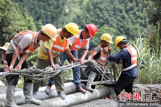 8月13日，融水苗族自治縣境內的羅融二級公路施工路段，工人們正冒著37℃的高溫在進行作業(yè)。