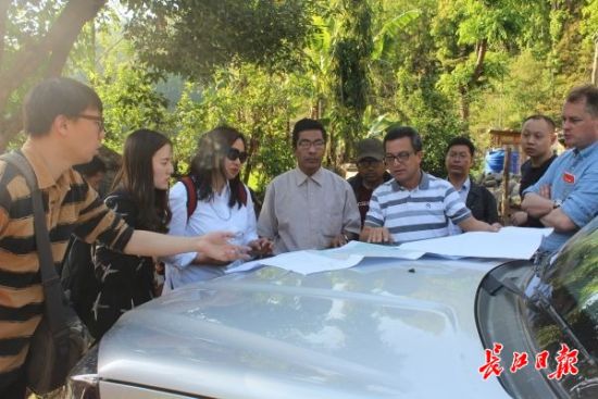 在尼泊爾，武漢市土地利用和城市空間規(guī)劃研究中心設計團隊現(xiàn)場踏勘。(武漢市土地利用和城市空間規(guī)劃研究中心 供圖)