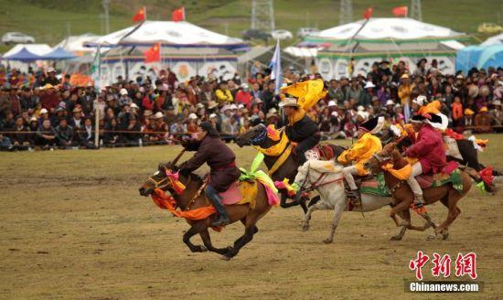 8月4日，四川理塘“八一”賽馬場上演一場精彩的馬術競技比賽，引來上萬民眾和游客觀賽。 中新社記者 劉忠俊 攝