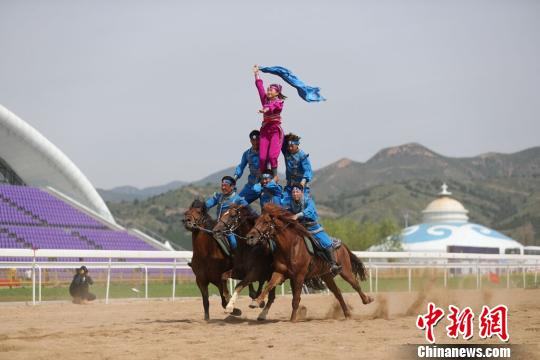 第十一屆全國少數(shù)民族傳統(tǒng)體育運動會馬上項目比拼激烈各地選手“炫技”