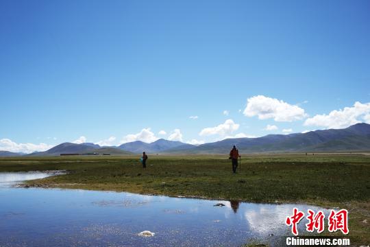 游客體驗在藏徒步：一面是雪域美景，一面是城市巨變