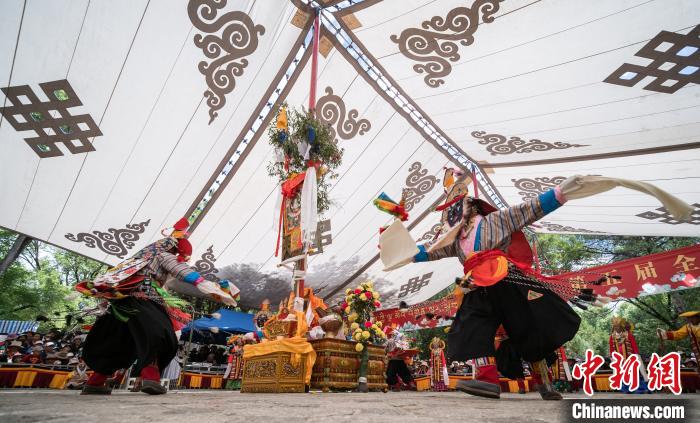 圖為2018年8月12日，西藏拉薩雪頓節(jié)期間，羅布林卡公園內(nèi)舉行的藏戲比賽吸引了眾多藏族民眾和國內(nèi)外游客前來觀看(資料圖)?！『闻罾?攝