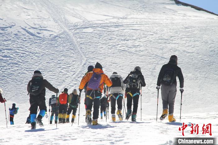 圖為2019年，普通民眾在洛堆峰體驗(yàn)登雪山活動(dòng)。資料圖 趙朗 攝