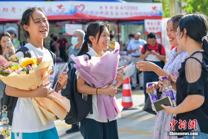 資料圖：6月10日，海南省?？谑泻Ｄ现袑W(xué)考點(diǎn)外，家長(zhǎng)為剛剛走出考場(chǎng)的考生送上鮮花。當(dāng)日，海南省2021年高考結(jié)束 。 <a target='_blank' ><p  align=