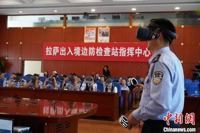 圖為移民管理警察、機場工作人員等體驗VR學黨史?！≯ㄔ?攝