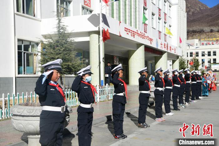 圖為加查縣安繞鎮(zhèn)小學學生爭當“小交警”體驗交警工作。　貢嘎來松 攝