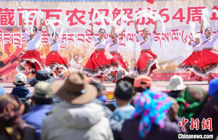 圖為墨竹工卡縣龍珠崗村，文藝演出現(xiàn)場(chǎng)。　貢嘎來松 攝