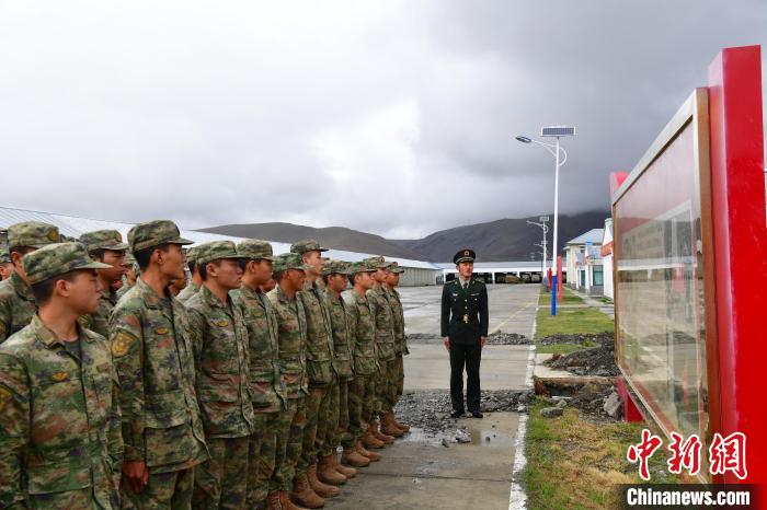 新兵了解邊防歷史。　李學(xué)文 攝