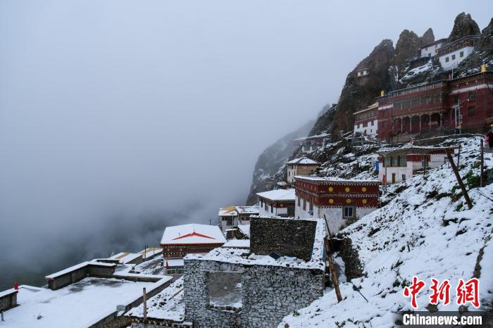 位于孜珠山頂?shù)乃聫R被云霧環(huán)繞，猶如仙境。　江飛波 攝