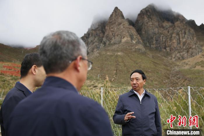 圖為西藏自治區(qū)人大常委會(huì)副主任、拉薩南北山綠化指揮部副總指揮江白(右)?！∝暣_ 攝