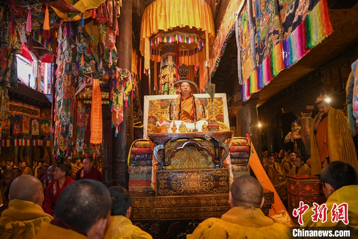 10月27日，扎什倫布寺舉行吉祥祈愿法會，慶祝班禪額爾德尼·確吉杰布獲得“嘎欽”學位。圖為班禪在法會上帶領(lǐng)僧人誦經(jīng)。<a target='_blank' ><p  align=