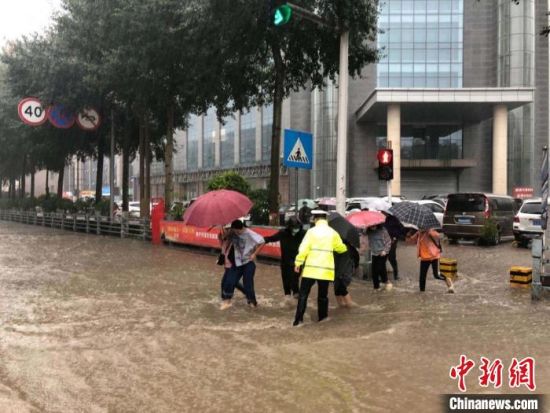 8月28日，青海省東部出現強降水天氣過程，其中西寧地區(qū)出現入汛以來雨量最大、強度最大的強降水過程。西寧交警供圖