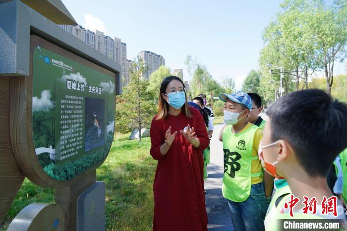 圖為小朋友在青海西寧湟水國(guó)家濕地公園內(nèi)學(xué)習(xí)濕地知識(shí)?！●R銘言 攝