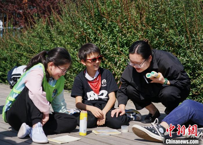 圖為小朋友在青海西寧湟水國(guó)家濕地公園內(nèi)認(rèn)識(shí)植物并進(jìn)行繪畫?！●R銘言 攝